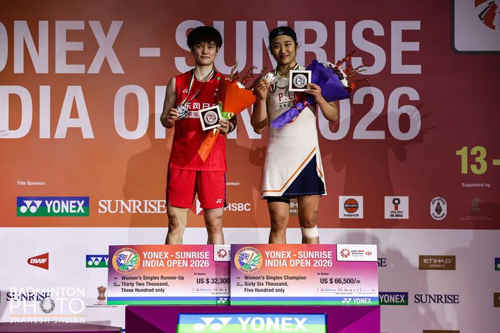 [서울=뉴시스] 이영환 기자 = 안세영이 18일(현지 시간) 인도 뉴델리 인디라 간디 스포츠 콤플렉스에서 열린 2026 세계배드민턴연맹(BWF) 월드 투어 인도오픈(슈퍼 750) 결승에서 왕즈이를 게임 점수 2-0(21-13 21-11)으로 제압하고 우승을 차지한 후 기념촬영을 하고 있다. (사진=대한배드민턴협회 제공) 2026.01.18. photo@newsis.com *재판매 및 DB 금지