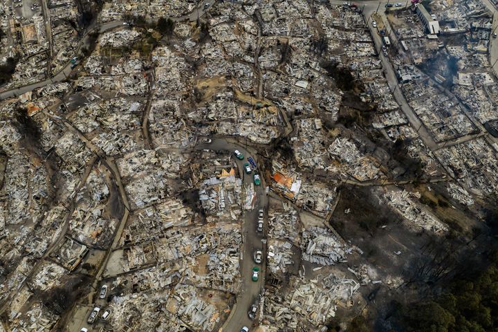 [리르켄=AP/뉴시스] 18일(현지 시간) 칠레 남부 비오비오주 리르켄 마을 가옥이 산불로 잔해만 남아 있다. 칠레 국가재난예방대응청은 비오비오주와 뉴블레주에서 발생한 산불로 지금까지 최소 16명이 숨지고 3만여 명이 대피했다고 밝혔다. 2026.01.19.