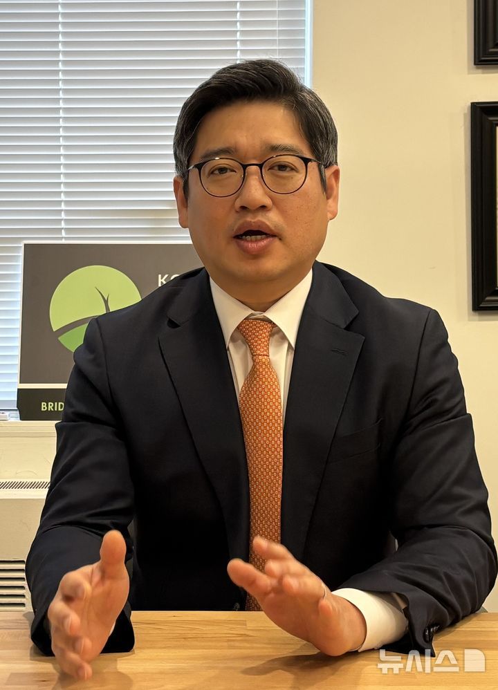 [워싱턴=뉴시스]이윤희 특파원 = 송원석 미주한인유권자연대(KAGC) 사무총장이 지난 16일(현지 시간) 미국 워싱턴DC KAGC 사무실에서 뉴시스와 인터뷰하고 있다. 2026.01.20.