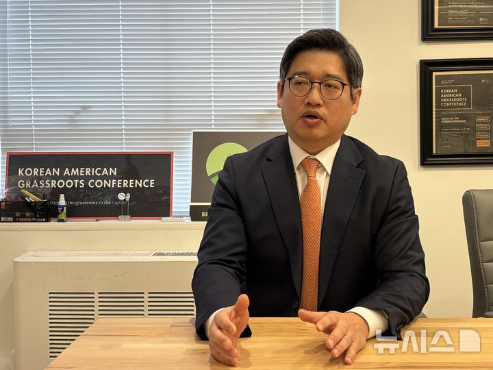 [워싱턴=뉴시스]이윤희 특파원 = 송원석 미주한인유권자연대(KAGC) 사무총장이 지난 16일(현지 시간) 미국 워싱턴DC KAGC 사무실에서 뉴시스와 인터뷰하고 있다. 2026.01.20.