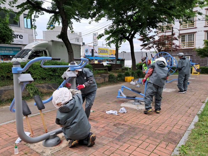 [진주=뉴시스]진주시, 공원녹지 시설물 일제점검.(사진=진주시 제공).2026.01.19.photo@newsis.com *재판매 및 DB 금지