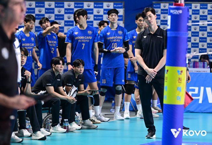 [서울=뉴시스] 남자 프로배구 우리카드의 박철우 감독대행이 18일 서울 장충체육관에서 열린 진에어 2025~2026 V-리그 남자부 현대캐피탈과의 홈경기에서 선수들의 경기를 지켜보고 있다. (사진=KOVO 제공) 2026.01.18.  *재판매 및 DB 금지