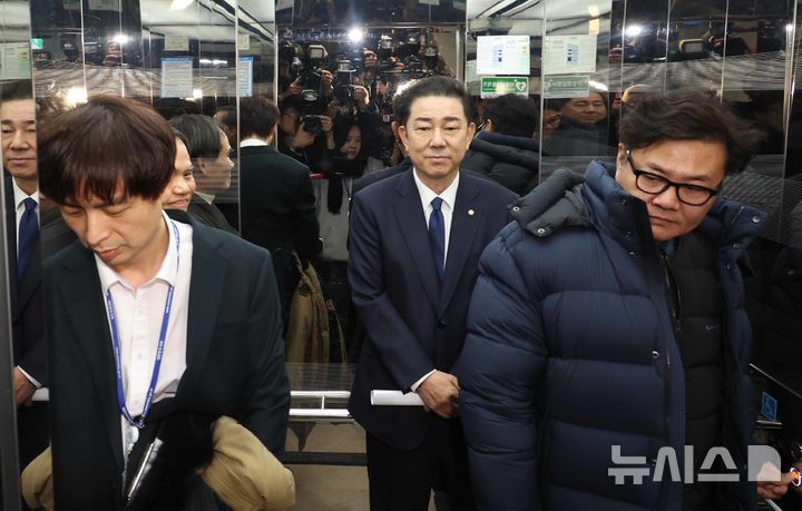 [서울=뉴시스] 조성봉 기자 =  김병기 전 더불어민주당 원내대표가 19일 오전 서울 여의도 국회 소통관에서 ‘공천헌금’의혹 관련 입장 발표를 마치고 엘리베이터로 이동하고 있다. 김 전 원내대표는 “징계에 대해 재심을 신청하지 않고 떠나겠다”고 빍혔다. 2026.01.19. suncho21@newsis.com