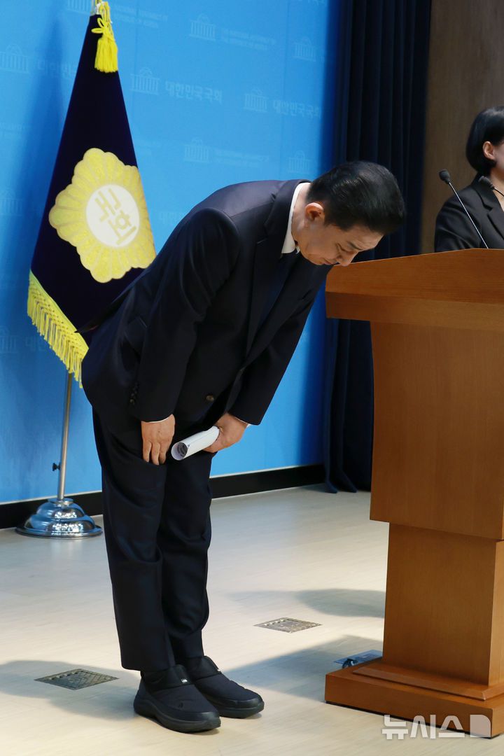 [서울=뉴시스] 고승민 기자 = 김병기 더불어민주당 전 원내대표가 19일 서울 여의도 국회 소통관에서 기자회견을 하던 중 고개숙여 인사하고 있다. 2026.01.19. kkssmm99@newsis.com