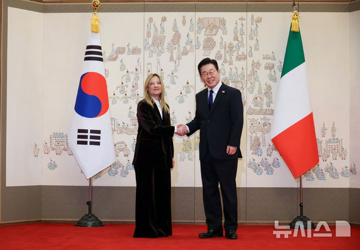 [서울=뉴시스] 최동준 기자 = 이재명 대통령과 조르자 멜로니 이탈리아 총리가 19일 청와대에서 한-이탈리아 정상회담에 앞서 기념촬영을 하고 있다. 2026.01.19. photocdj@newsis.com