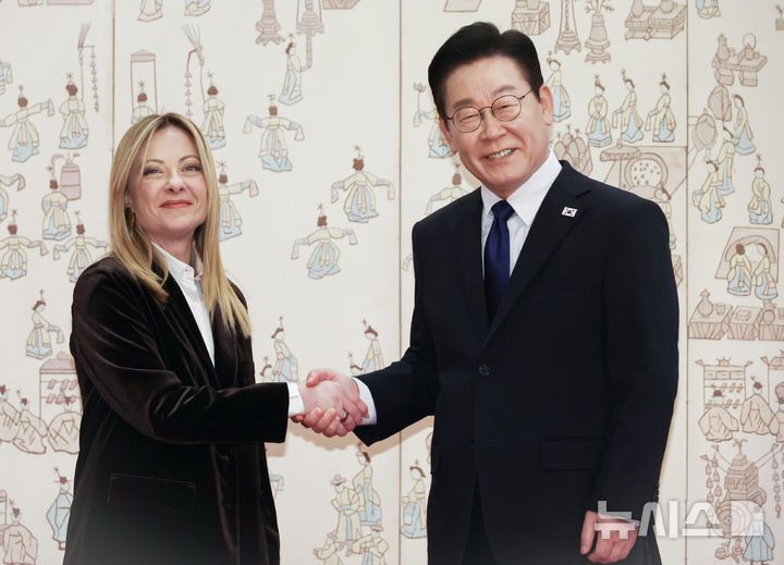[서울=뉴시스] 최동준 기자 = 이재명 대통령과 조르자 멜로니 이탈리아 총리가 19일 청와대에서 한-이탈리아 정상회담에 앞서 기념촬영을 하고 있다. 2026.01.19. photocdj@newsis.com