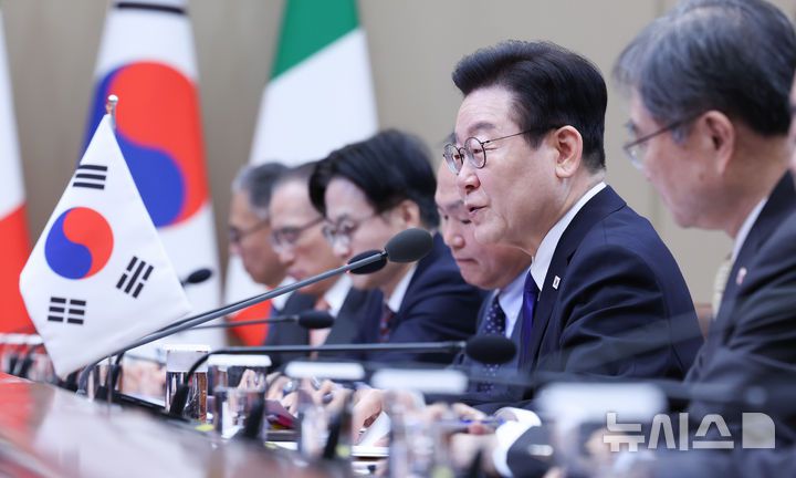 [서울=뉴시스] 최동준 기자 = 이재명 대통령이 19일 청와대에서 열린 조르자 멜로니 이탈리아 총리와 한-이탈리아 정상회담에서 발언하고 있다. 2026.01.19. photocdj@newsis.com