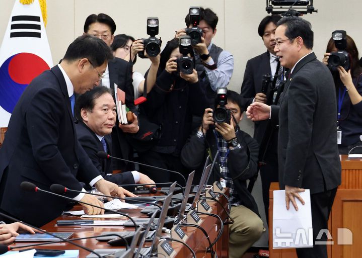 [서울=뉴시스] 김금보 기자 = 국회 재정경제기획위원회 정태호 더불어민주당 간사와 박수영 국민의힘 간사가 19일 서울 여의도 국회에서 열린 전제회의에서 정회 후 이혜훈 기획예산처 장관 후보자 청문회 개회 여부와 시기를 두고 논의를 하고 있다. 2026.01.19. kgb@newsis.com