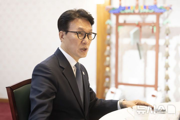 [서울=뉴시스] 김선웅 기자 = 김민석 국무총리가 19일 서울 종로구 총리공관에서 뉴시스와 인터뷰를 하고 있다. 2026.01.19. mangusta@newsis.com