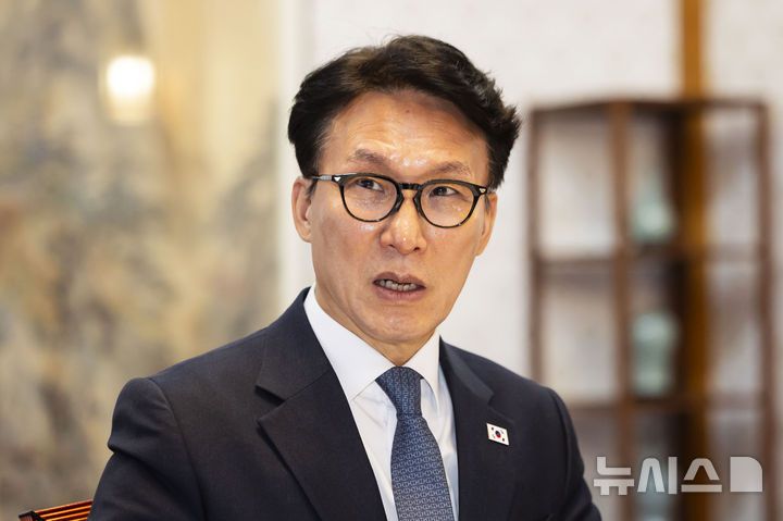 [서울=뉴시스] 김선웅 기자 = 김민석 국무총리가 19일 서울 종로구 총리공관에서 뉴시스와 인터뷰를 하고 있다. 2026.01.19. mangusta@newsis.com