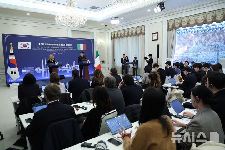 [서울=뉴시스] 최동준 기자 = 이재명 대통령이 19일 청와대에서 조르자 멜로니 이탈리아 총리와 한-이탈리아 공동언론발표를 하고 있다. 2026.01.19. photocdj@newsis.com