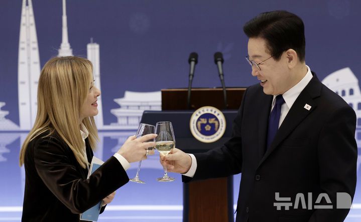 [서울=뉴시스] 최동준 기자 = 이재명 대통령과 조르자 멜로니 이탈리아 총리가 19일 청와대에서 열린 한-이탈리아 공식오찬에서 건배를 하고 있다. 2026.01.19. photocdj@newsis.com