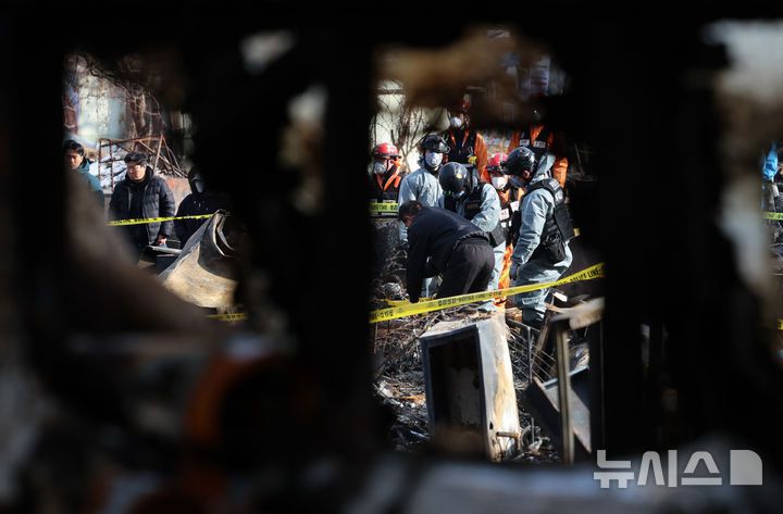 [서울=뉴시스] 이영환 기자 = 경찰과 소방, 한국전기안전공사 관계자들이 19일 오후 서울 강남구 구룡마을 화재현장에서 합동 감식을 하고 있다.지난 16일 오전 구룡마을 4지구에서 발생한 화재가 인근까지 번져 4,5,6지구 주민들이 대피했다. 2026.01.19. 20hwan@newsis.com