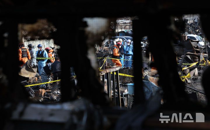 [서울=뉴시스] 이영환 기자 = 경찰과 소방, 한국전기안전공사 관계자들이 19일 오후 서울 강남구 구룡마을 화재현장에서 합동 감식을 하고 있다.지난 16일 오전 구룡마을 4지구에서 발생한 화재가 인근까지 번져 4,5,6지구 주민들이 대피했다. 2026.01.19. 20hwan@newsis.com