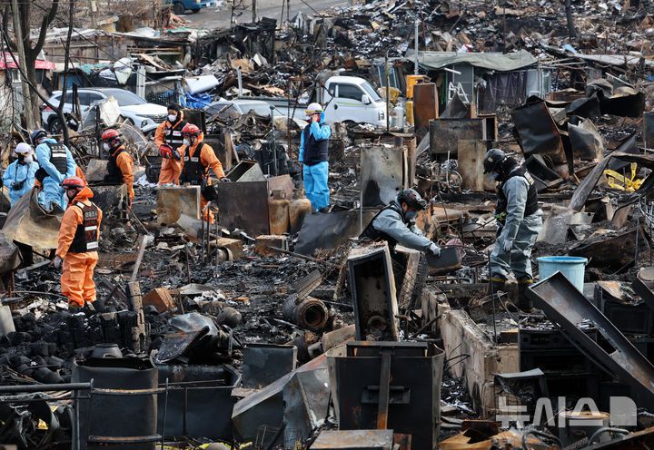[서울=뉴시스] 이영환 기자 = 경찰과 소방, 한국전기안전공사 관계자들이 19일 오후 서울 강남구 구룡마을 화재현장에서 합동 감식을 하고 있다.지난 16일 오전 구룡마을 4지구에서 발생한 화재가 인근까지 번져 4,5,6지구 주민들이 대피했다. 2026.01.19. 20hwan@newsis.com
