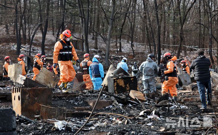 [서울=뉴시스] 이영환 기자 = 경찰과 소방, 한국전기안전공사 관계자들이 19일 오후 서울 강남구 구룡마을 화재현장에서 합동 감식을 하고 있다.지난 16일 오전 구룡마을 4지구에서 발생한 화재가 인근까지 번져 4,5,6지구 주민들이 대피했다. 2026.01.19. 20hwan@newsis.com