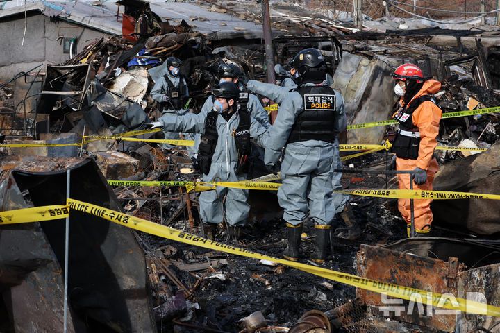 [서울=뉴시스] 이영환 기자 = 경찰과 소방, 한국전기안전공사 관계자들이 19일 오후 서울 강남구 구룡마을 화재현장에서 합동 감식을 하고 있다.지난 16일 오전 구룡마을 4지구에서 발생한 화재가 인근까지 번져 4,5,6지구 주민들이 대피했다. 2026.01.19. 20hwan@newsis.com