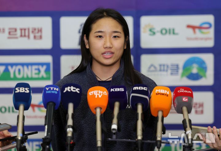 [인천공항=뉴시스] 홍효식 기자 = 세계배드민턴연맹(BWF) 월드투어 인도 오픈(수퍼 750)에서 우승한 안세영이 19일 인천국제공항 제1터미널로 귀국해 취재진 질문에 답하고 있다. 2026.01.19. yesphoto@newsis.com