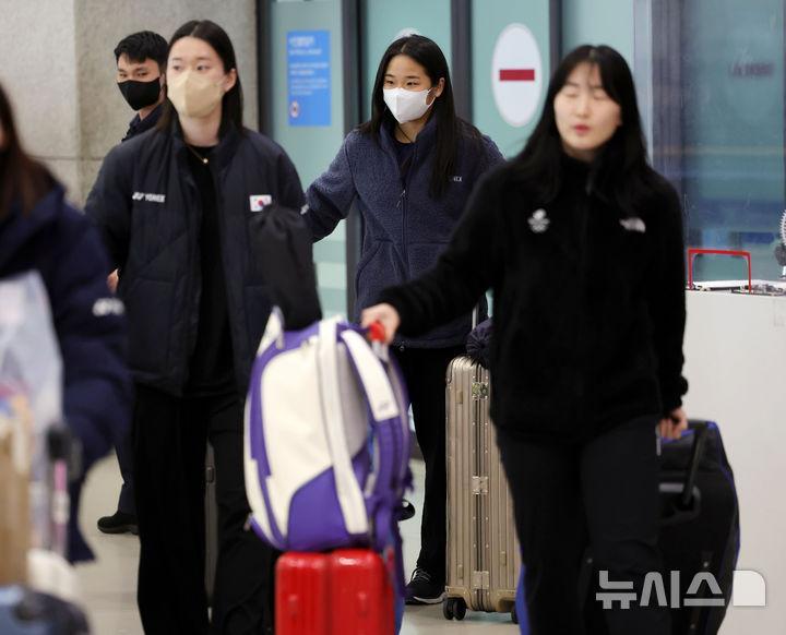 [인천공항=뉴시스] 홍효식 기자 = 세계배드민턴연맹(BWF) 월드투어 인도 오픈(수퍼 750)에서 우승한 안세영이 19일 인천국제공항 제1터미널로 귀국하고 있다. 2026.01.19. yesphoto@newsis.com