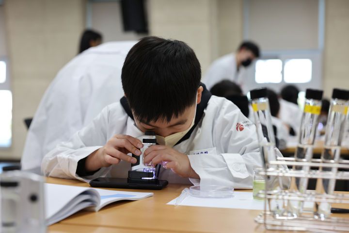 [광주=뉴시스] 광주보건환경연구원 어린이 과학체험교실. (사진=광주보건환경연구원 제공). photo@newsis.com *재판매 및 DB 금지