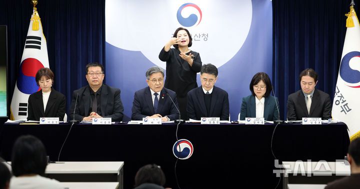 [서울=뉴시스] 김선웅 기자 = 허민 국가유산청장이 19일 서울 종로구 정부서울청사에서 종묘 관련 세계유산영향평가 안내 및 추진방향을 설명하고 있다. 2026.01.19. mangusta@newsis.com