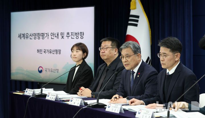 [서울=뉴시스] 김선웅 기자 = 허민 국가유산청장이 19일 서울 종로구 정부서울청사에서 종묘 관련 세계유산영향평가 안내 및 추진방향을 설명하고 있다. 2026.01.19. mangusta@newsis.com