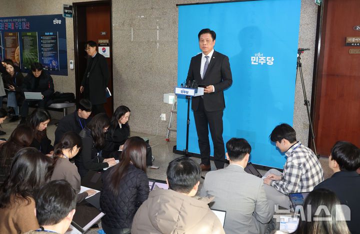 [서울=뉴시스] 조성봉 기자 = 조승래 더불어민주당 사무총장이 19일 오후 서울 여의도 국회에서 '김병기 전 원내대표의 탈당계 제출' 관련 브리핑을 하고 있다.  2026.01.19. suncho21@newsis.com