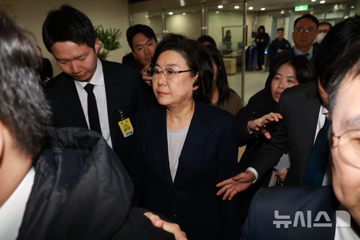 [서울=뉴시스] 고승민 기자 = 이혜훈 기획예산처 장관 후보자가 19일 서울 여의도 국회에서 청문회 개최 대기 중 잠시 이동하고 있다. 2026.01.19. kkssmm99@newsis.com