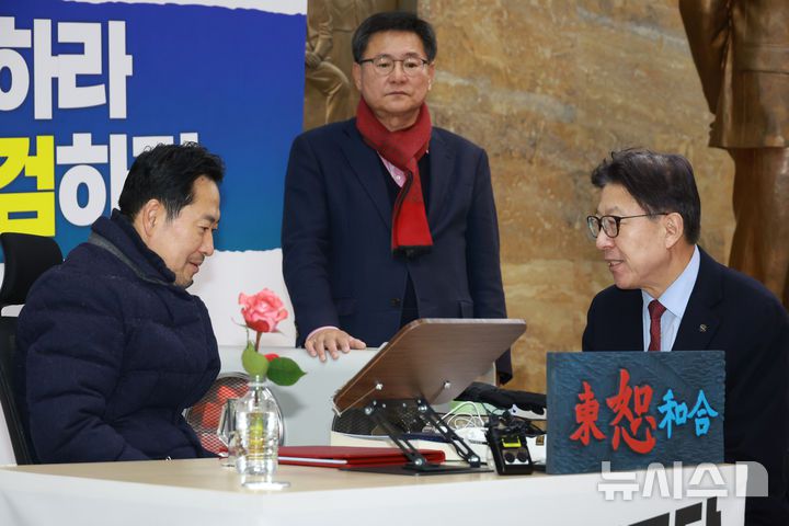 [서울=뉴시스] 고승민 기자 = 박형준 부산시장이 19일 서울 여의도 국회에서 닷새째 단식농성 중인 장동혁 국민의힘 대표를 예방, 장 대표와 대화하고 있다. 2026.01.19. kkssmm99@newsis.com