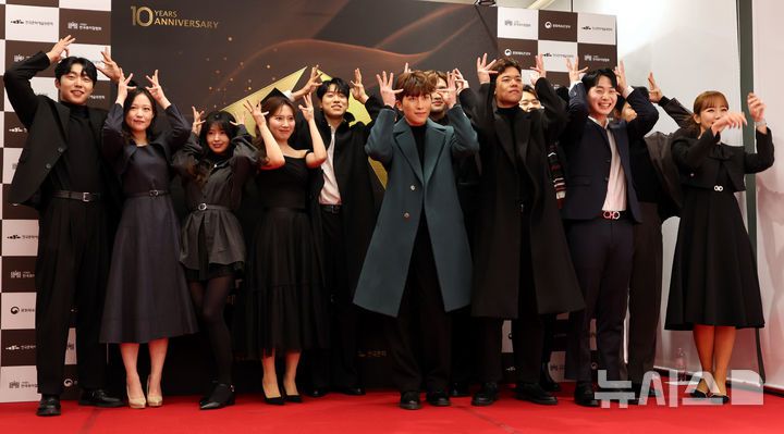 [서울=뉴시스] 박주성 기자 = 19일 오후 서울 종로구 세종문화회관에서 열린 ‘제10회 한국 뮤지컬어워즈’ 레드카펫 행사에서 에비타 앙상블이 포즈를 취하고 있다. 2026.01.19. park7691@newsis.com