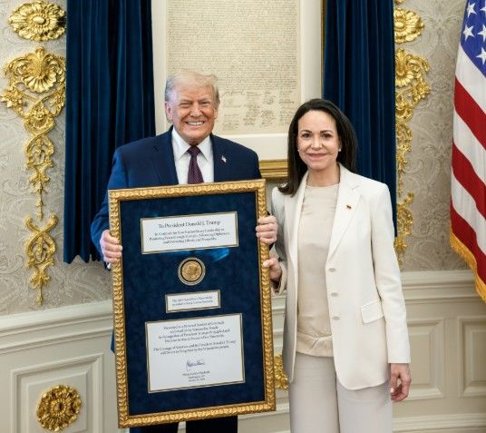 [서울=뉴시스] 도널드 트럼프 미국 대통령(왼쪽)이 지난 15일(현지 시간) 미국 워싱턴 백악관에서 마리아 코리나 마차도 베네수엘라 야권 지도자(오른쪽)가 헌정한 노벨 평화상을 들고 환하게 웃고 있다. (사진=백악관 X 갈무리) 2026.01.20. *재판매 및 DB 금지