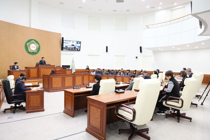 [고성(경남)=뉴시스] 신정철 기자= 경남 고성군의회는 20일, 의회 본회의장에서 제307회 임시회를 개회하고 9일간의 일정으로 본격적인 의정활동에 돌입했다.사진은 제307회 임시회 본회의장 모습.(사진=고성군의회 제공).2026.01.20. photo@newsis.com *재판매 및 DB 금지