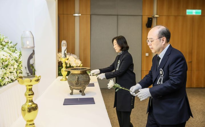 [서울=뉴시스] 故 김상하 명예회장 5주기 추도식에서 장남 김원 부회장이 헌화하고 있다. (사진=삼양그룹 제공) 2026.01.20. photo@newsis.com *재판매 및 DB 금지