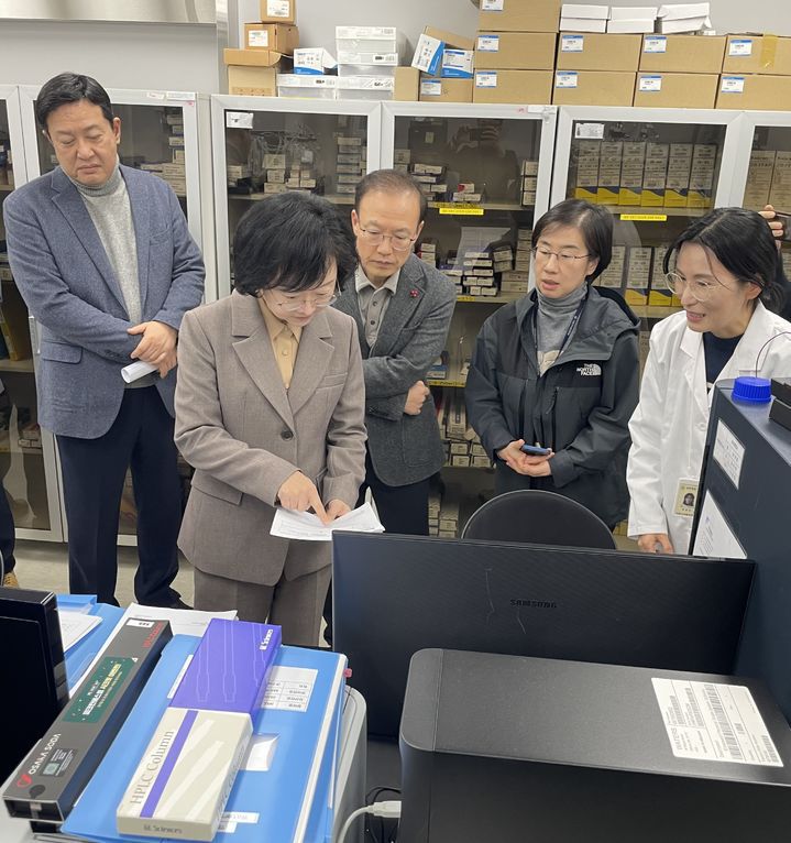 [서울=뉴시스] 식품의약품안전처는 중국 도미사에서 지난 2023년 2월부터 제조해 애경산업이 국내에 들여온 2080치약 수입제품 6종의 수거 가능한 870개 제조번호 제품과 애경산업이 국내에서 제조한 2080치약 128종을 수거해 검사한 결과를 20일 발표했다. 사진은 오유경 식약처장과 관계자들이 애경산업 2080 치약 검사 과정을 지켜보는 모습, (사진=식약처 제공) 2026.01.20. photo@newsis.com *재판매 및 DB 금지