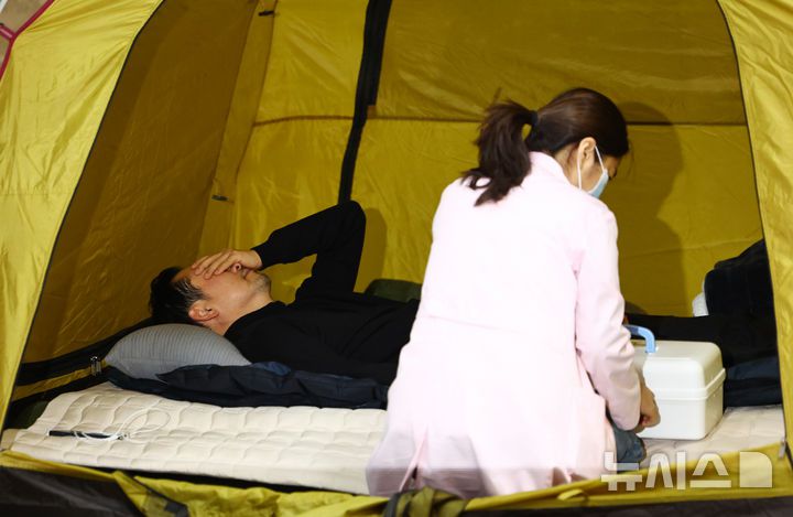 [서울=뉴시스] 김명년 기자 = 통일교·공천헌금 '쌍특검'을 요구하며 엿새째 단식농성중인 장동혁 국민의힘 대표가 20일 오전 서울 여의도 국회 로텐더홀 농성장에서 의료진에게 진찰받고 있다. 2026.01.20. kmn@newsis.com