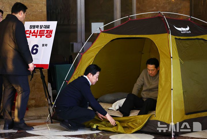 [서울=뉴시스] 김명년 기자 = 통일교·공천헌금 '쌍특검'을 요구하며 엿새째 단식농성중인 장동혁 국민의힘 대표가 20일 오전 서울 여의도 국회 로텐더홀에 마련된 농성장 텐트에서 나오고 있다. 2026.01.20. kmn@newsis.com