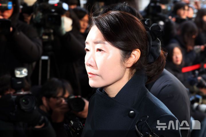 [서울=뉴시스] 배훈식 기자 = 공천헌금 1억원 수수 의혹을 받고 있는 강선우 무소속 의원이 20일 오전 서울 마포구 서울경찰청 공공범죄수사대에 피의자 신분으로 출석하고 있다. 2026.01.20. dahora83@newsis.com