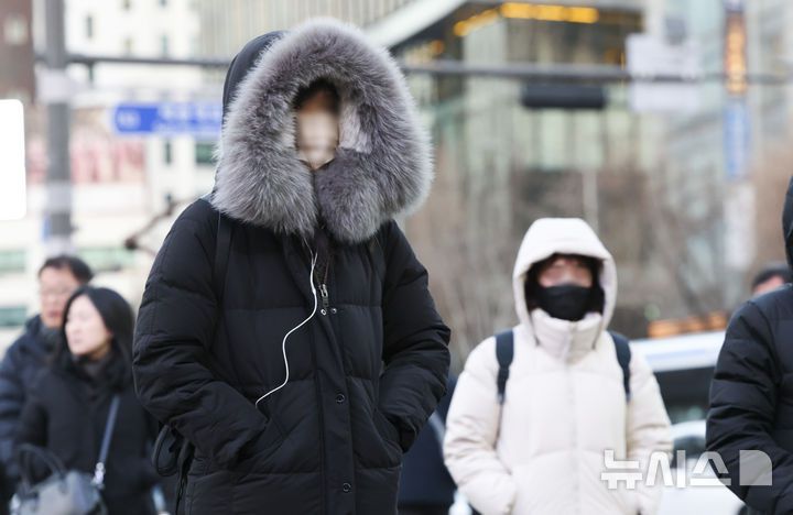 [서울=뉴시스] 김근수 기자 = 24절기 중 마지막 절기 대한(大寒)인 20일 서울 광화문 세종대로에서 시민들이 추위를 피하며 오가고 있다. 2026.01.20. ks@newsis.com