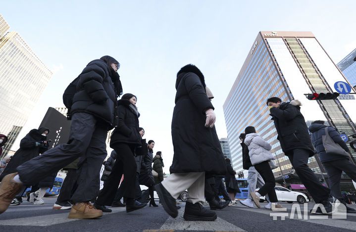 [서울=뉴시스] 김근수 기자 = 24절기 중 마지막 절기 대한(大寒)인 20일 서울 광화문 세종대로에서 시민들이 추위를 피하며 오가고 있다. 2026.01.20. ks@newsis.com