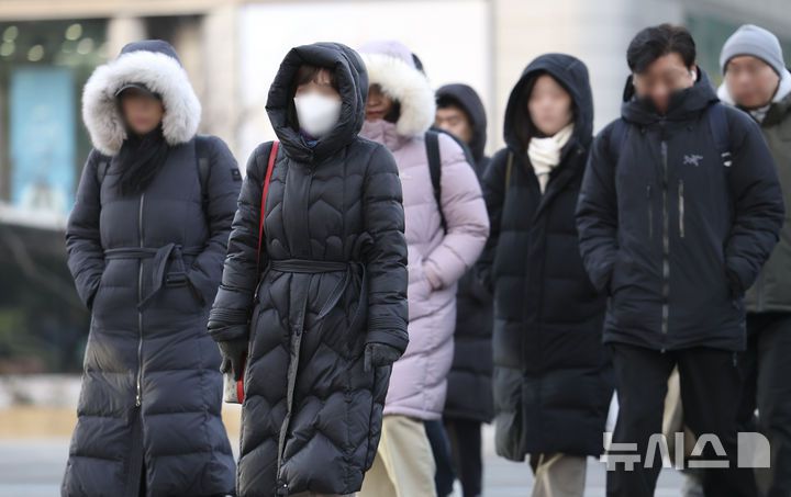 [서울=뉴시스] 김근수 기자 = 24절기 중 마지막 절기 대한(大寒)인 20일 서울 광화문 세종대로에서 시민들이 추위를 피하며 오가고 있다. 2026.01.20. ks@newsis.com