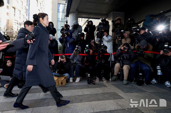 [서울=뉴시스] 김진아 기자 = 공천헌금 1억원을 수수한 혐의를 받는 강선우 무소속 의원이 20일 서울 마포구 서울경찰청 광역수사단 공공범죄수사대에 조사를 받기 위해 출석하고 있다. 2026.01.20. bluesoda@newsis.com