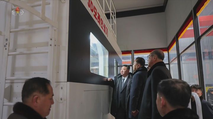 [서울=뉴시스] 북한 조선중앙TV는 김정은 국무위원장이 19일 함경남도 용성기계연합기업소에서 열린 '용성기계연합기업소 1단계 개건현대화대상 준공식'에 참석했다고 20일 보도했다. 이곳은 북한에서 '어머니 공장'으로 불리는 산업설비 생산공장이다. (사진=조선중앙TV 캡처) 2026.01.20. photo@newsis.com *재판매 및 DB 금지