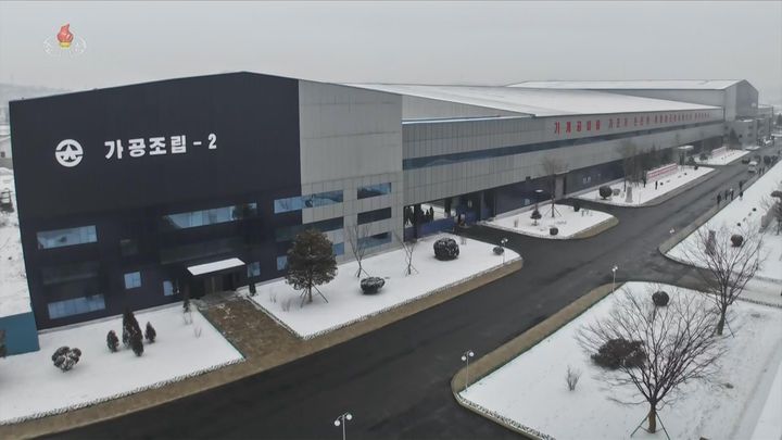 [서울=뉴시스] 북한 조선중앙TV는 김정은 국무위원장이 19일 함경남도 용성기계연합기업소에서 열린 '용성기계연합기업소 1단계 개건현대화대상 준공식'에 참석했다고 20일 보도했다. 이곳은 북한에서 '어머니 공장'으로 불리는 산업설비 생산공장이다. (사진=조선중앙TV 캡처) 2026.01.20. photo@newsis.com *재판매 및 DB 금지