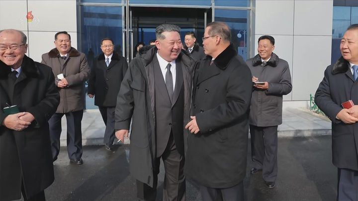 [서울=뉴시스] 북한 조선중앙TV는 김정은 국무위원장이 19일 함경남도 용성기계연합기업소에서 열린 '용성기계연합기업소 1단계 개건현대화대상 준공식'에 참석했다고 20일 보도했다. 이곳은 북한에서 '어머니 공장'으로 불리는 산업설비 생산공장이다. (사진=조선중앙TV 캡처) 2026.01.20. photo@newsis.com *재판매 및 DB 금지