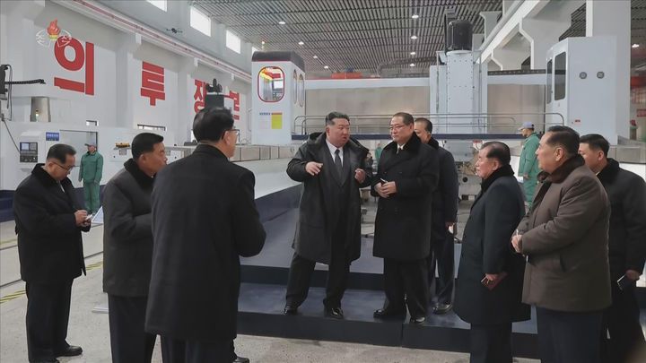 [서울=뉴시스] 북한 조선중앙TV는 김정은 국무위원장이 19일 함경남도 용성기계연합기업소에서 열린 '용성기계연합기업소 1단계 개건현대화대상 준공식'에 참석했다고 20일 보도했다. 이곳은 북한에서 '어머니 공장'으로 불리는 산업설비 생산공장이다. (사진=조선중앙TV 캡처) 2026.01.20. photo@newsis.com *재판매 및 DB 금지