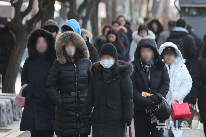 [서울=뉴시스] 권창회 기자 = 서울 날씨가 영하 13도까지 내려가는 등 전국에 강추위가 내려진 20일 오전 서울 송파구 잠실역 인근에서 시민들이 두꺼운 옷차림으로 출근하고 있다. 2026.01.20. kch0523@newsis.com
