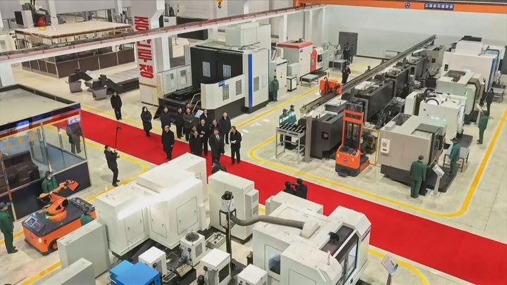 [서울=뉴시스] 북한 조선중앙TV는 김정은 국무위원장이 19일 함경남도 용성기계연합기업소에서 열린 '용성기계연합기업소 1단계 개건현대화대상 준공식'에 참석했다고 20일 보도했다. 이곳은 북한에서 '어머니 공장'으로 불리는 산업설비 생산공장이다. (사진=조선중앙TV 캡처) 2026.01.20. photo@newsis.com *재판매 및 DB 금지