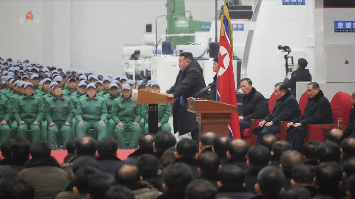 [서울=뉴시스] 북한 조선중앙TV는 김정은 국무위원장이 19일 함경남도 용성기계연합기업소에서 열린 '용성기계연합기업소 1단계 개건현대화대상 준공식'에 참석했다고 20일 보도했다. 이곳은 북한에서 '어머니 공장'으로 불리는 산업설비 생산공장이다. (사진=조선중앙TV 캡처) 2026.01.20. photo@newsis.com *재판매 및 DB 금지
