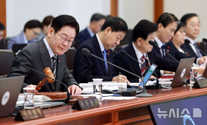 [서울=뉴시스] 고범준 기자 = 이재명 대통령이 20일 청와대에서 열린 국무회의에서 의사봉을 두드리며 개회 선언을 하고 있다. 2026.01.20. bjko@newsis.com