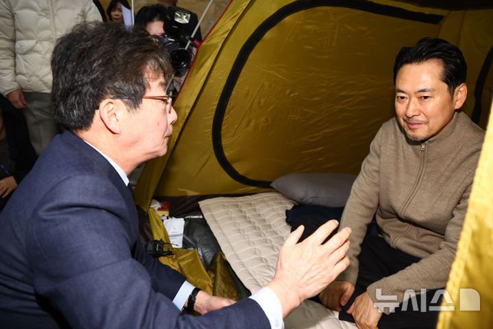 [서울=뉴시스] 김명년 기자 = 유승민 전 의원이 20일 오전 서울 여의도 국회 로텐더홀에서 통일교·공천헌금 '쌍특검'을 요구하며 엿새째 단식농성중인 장동혁 국민의힘 대표를 찾아 대화하고 있다. 2026.01.20. kmn@newsis.com